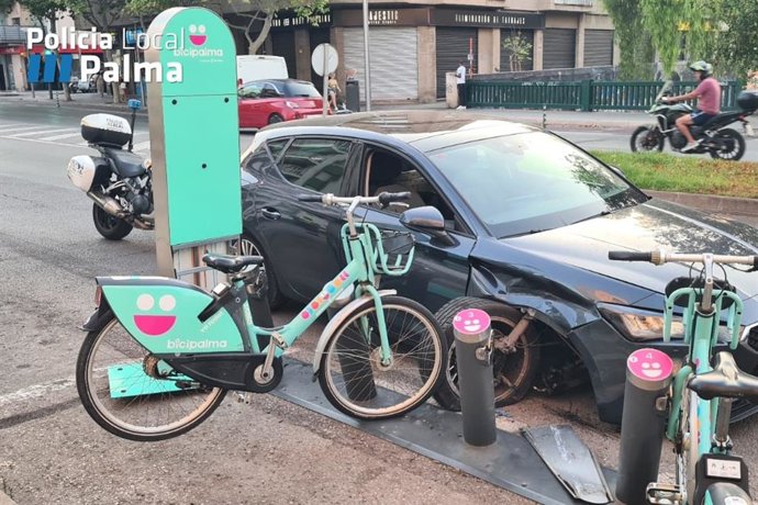 El coche que colisionó contra una estación de BiciPalma de la calle Aragón.