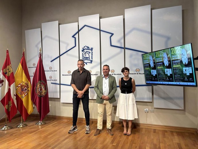 Imagen del alcalde de Pedrajas de San Esteban y diputado de Familia e Igualdad, Alfonso Romo, junto el dueño del restaurante El Aderezo, Jesús Miguel García (izqda.), y la técnico de cultura, Beatriz Martín de Pablos (dcha.)