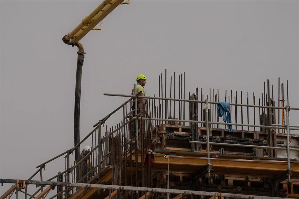 Archivo - Viviendas en construcción en Barcelona.