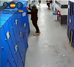 Detenido en Burgos un menor, fugado de un centro, por robar en las taquillas de las piscinas de El Plantío.
