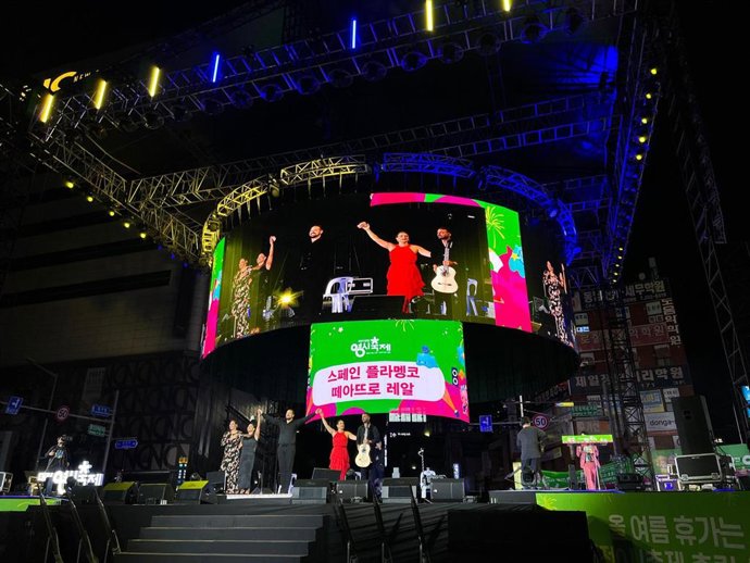 Actuación en Corea del Sur con: María Ángeles Gabaldón, Ofelia  Márquez y Jesús Carrillo, baile; María Antonia Fernández, cante; y  Adrián Fando Heredia, guitarra.