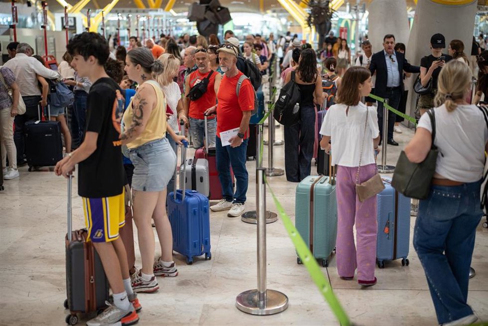 Pasajeros con maletas esperan la cola para facturar, en el Aeropuerto Adolfo Suárez Madrid-Barajas, a 14 de agosto de 2025, en Madrid (España).