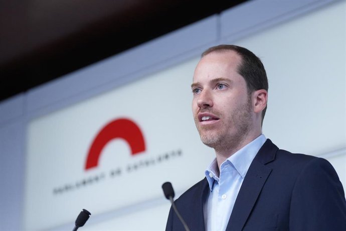 El portavoz del PP en el Parlament de Catalunya, Juan Fernández, durante una rueda de prensa, en el Parlament de Catalunya, a 22 de julio de 2025.