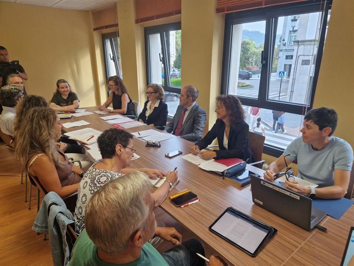 La consejera de Educación, Eva Ledo, entre el director general de Empleo Público, Miguel Ángel Rodríguez, y la directora general de Centros y Red 0-3 Años, Paula Fernández, en la imagen, antes de  la reunión de la mesa de diálogo de 0 a 3 años.