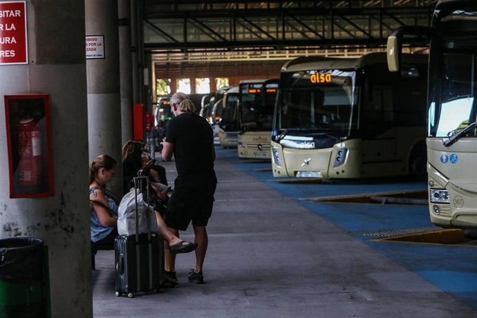 Archivo - Viajeros esperando en una estación de autobuses.