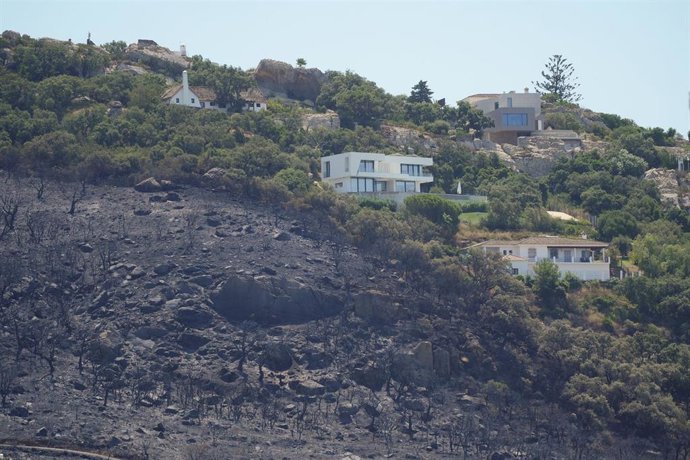 Imágenes de lo cerca que ha estado el fuego de las casas. A12 de agosto de 2025. en Tarifa, Cádiz (Andalucía, España).