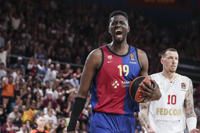 Archivo - El pívot Youssoupha Fall continuará en el Barça la próxima temporada