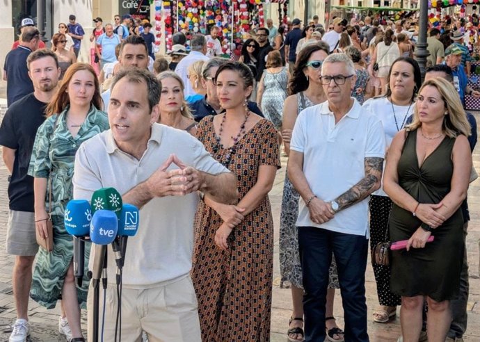 El coordinador de Izquierda Unida Andalucía y diputado en el Congreso, Toni Valero, atiende a los medios antes de visitar la Feria del centro de Málaga