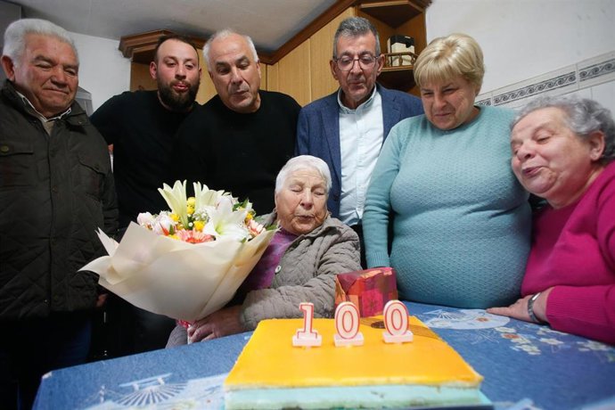 Archivo - Una mujer celebra su 100 aniversario junto a sus familiares
