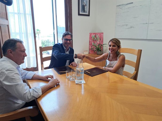 Acto de firma del convenio para implantar la declaración única de transmisión de inmuebles (DUTI), a la que han asistido el vicepresidente primero y conseller de Economía, Hacienda e Innovación, Antoni Costa, y la alcaldesa de Andratx, Estefanía Gonzalvo