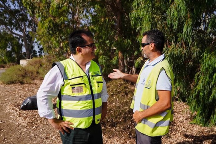 Archivo - El diputado provincial de Fomento visita las obras de una carretera.