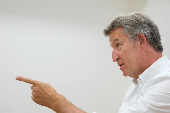 O presidente do Partido Popular, Alberto Núñez Feijóo, durante uma entrevista para a Europa Press, na sede regional do PPdeG, em 12 de agosto de 2025, em Santiago de Compostela, Corunha, Galícia (Espanha). Núñez Feijóo é funcionário público do Cuerpo Supe
