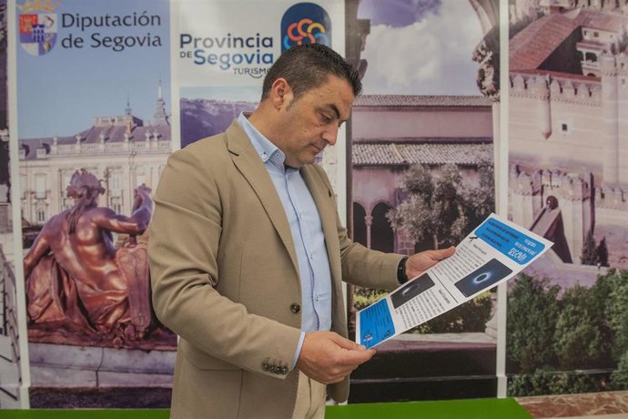 El diputado de turismo, Javier Figueredo, echa un vistazo al cartel de 'Viajero, yo te enseñaré Segovia' 2025