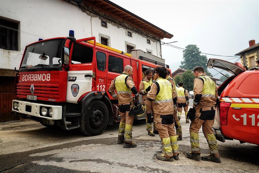 Bomberos trabajan en las labores de extinción del incendio en el entorno de los Picos de Europa