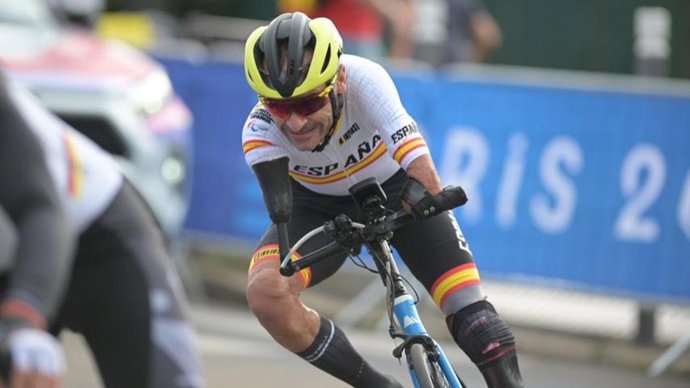 Archivo - El ciclista español Ricardo Ten durante su prueba en línea de los Juegos Paralímpicos de París.