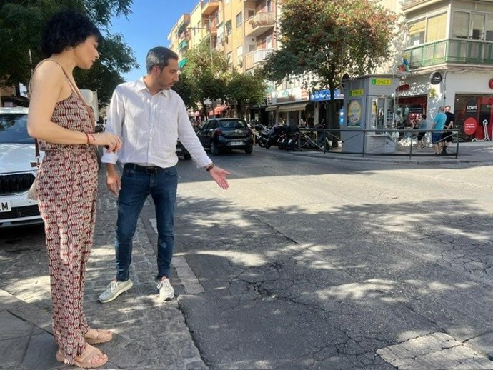 El PSOE reclama la segunda fase del plan de asfaltado de la Avenida de Dílar de Granada.