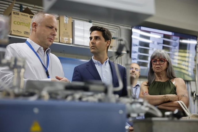 El consejero de Educación, Ciencia y Universidades, Emilio Viciana, visita las instalaciones del IMDEA Materiales