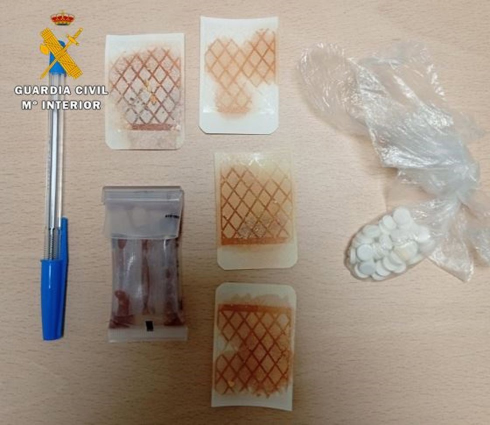 Material incautado a uno de los detenidos.