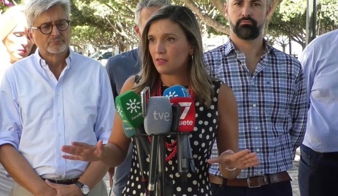 La vicesecretaria general del PSOE-A, María Márquez, atiende a los medios en Málaga.