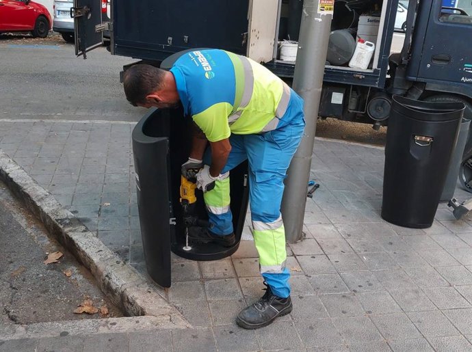 Un operario de Emaya.