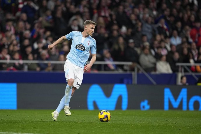 Archivo - El jugador del RC Celta Carl Starfelt, en el partido de LaLiga EA Sports 2024-25 ante el Atlético de Madrid en el Riyadh Air Metropolitano. 