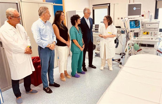 El consejero de Salud, Juan José Pedreño, acompañado por el alcalde de Lorca, Fulgencio Gil, visita los nuevos equipos de endoscopia digestiva, colonoscopia y gastroscopia del hospital Rafael Méndez de Lorca