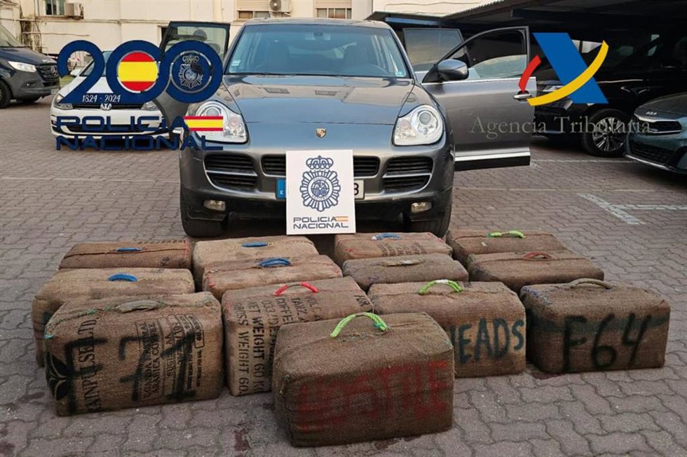 Fardos de hachís incautados en el puerto de la Atunara, en La Línea de la Concepción (Cádiz)
