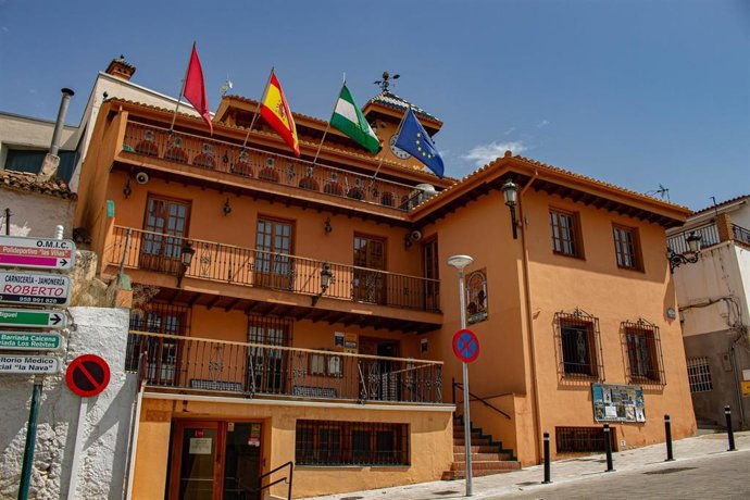 Archivo - Fachada del Ayuntamiento de Huétor Vega (Granada).