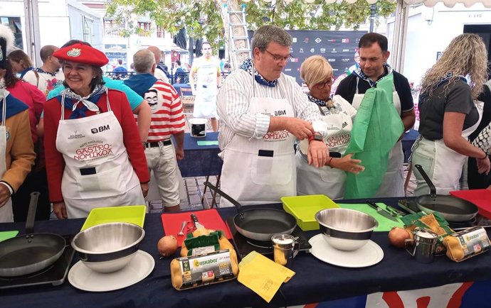 De izquierda a derecha, la txupinera Olatz Aguirre, Juan Mari Aburto, Itziar Urtasun y Asier Abaunza, en el concurso de tortilla