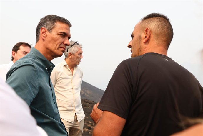 O Presidente do Governo, Pedro Sánchez (à esquerda), durante sua visita às áreas afetadas pelos incêndios florestais, em 17 de agosto de 2025, em Villablino, León, Castilla y León (Espanha). Sánchez visitou as áreas afetadas pelos incêndios florestais em 