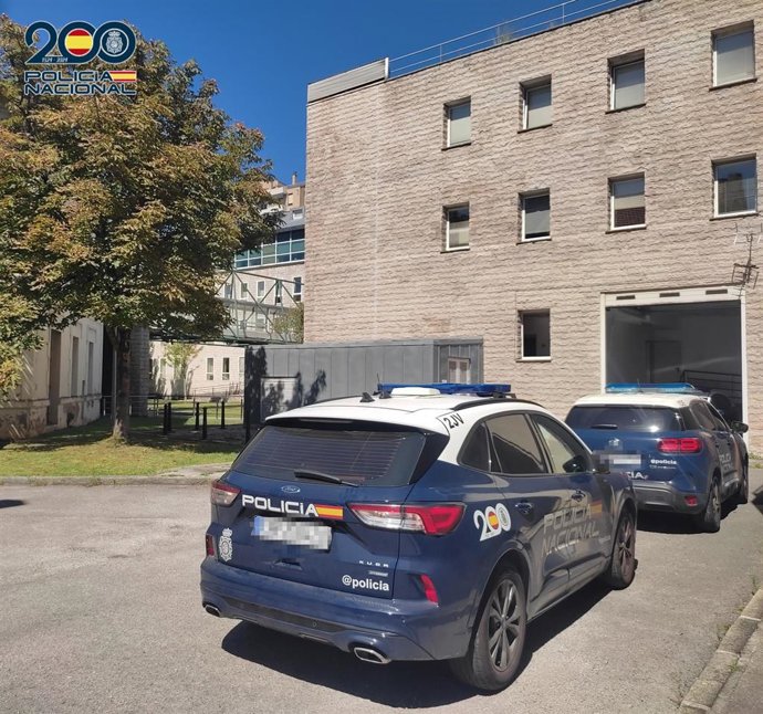 Coches de policía en el complejo judicial de Salesas, en Santander