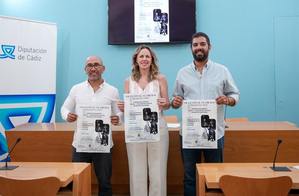La responsable de Cultura de la Diputación de Cádiz, Vanesa Beltrán, el alcalde de Zahara, Agustín Conejo, y el concejal de Cultura y Fiestas, Antonio Conejo, presentan el VII Festival de Flamenco Pacheco el Viejo.
