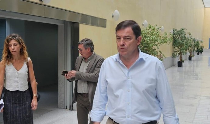 O Presidente do Governo Regional, Alfonso Fernández Mañueco, fala com a mídia após visitar o Centro de Comando Autônomo.