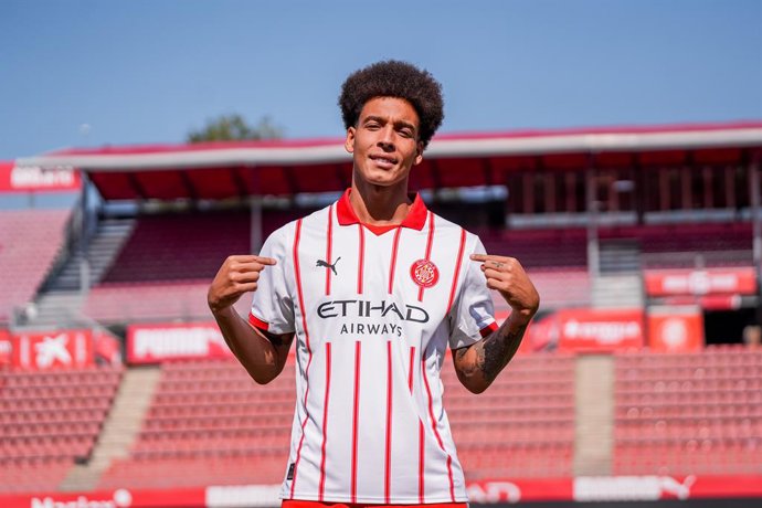 O jogador de futebol belga Axel Witsel posando com a camisa do Girona FC.