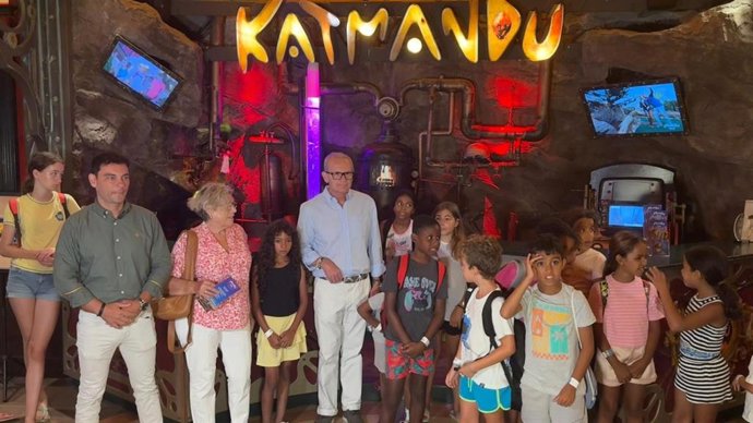 El director general de Inmigración y Cooperación, Manuel Pavón, durante una actividad lúdica en Katmandú Park para 25 menores saharauis