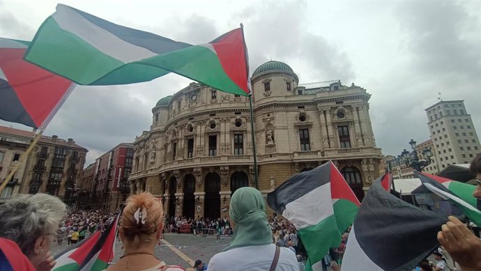 Personas congregadas alrededor de la Plaza del Arriaga de Bilbao, donde Bilboko Konpartsak ha comenzado a elaborar un mosaico recreando la bandera palestina para denunciar "el genocidio" por Israel