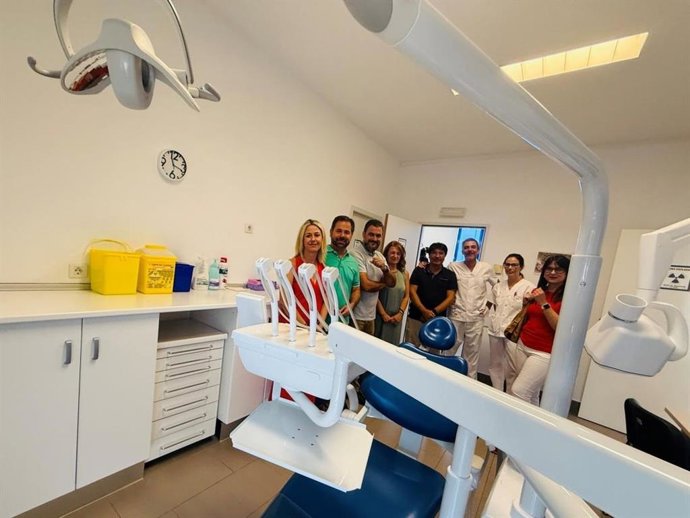 La directora general de Cuidados y Calidad del SESCAM, Montserrat Hernández Luengo, ha visitado hoy la Unidad de Salud Bucodental del Centro de Salud Alcázar 2.