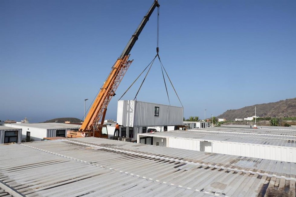 Retirada de las casas provisionales con el levantamiento de los primeros contenedores en La Palma