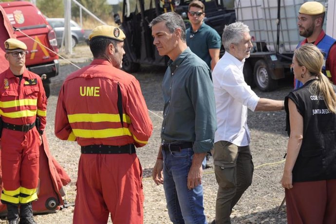 El presidente del Gobierno, Pedro Sánchez, durante su visita al Puesto de Mando Avanzado del invendio de Jarilla.
