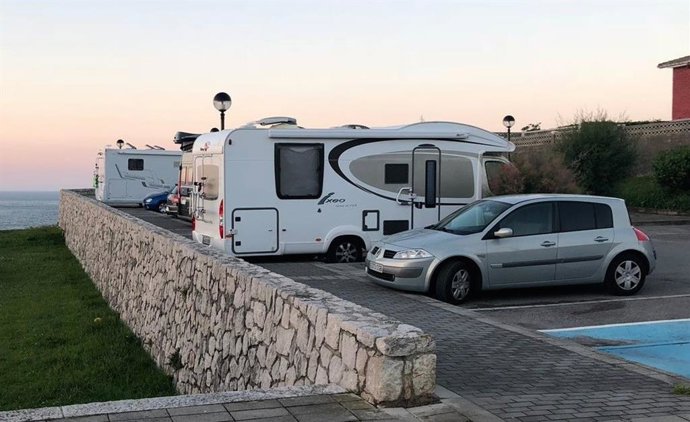 Archivo - Caravanas y coches.- Archivo