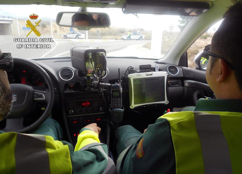 Archivo - Efectivos de la Guardia Civil en una campaña de control de velocidad. 