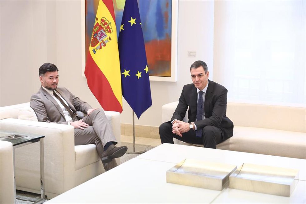 Archivo - El presidente del Gobierno, Pedro Sánchez (d), recibe al portavoz de ERC en el Congreso, Gabriel Rufián (i), en el Palacio de la Moncloa, a 13 de marzo de 2025, en Madrid (España). El presidente del Gobierno recibe a los portavoces de los part
