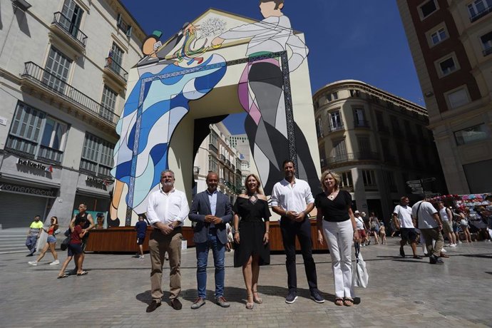 La consejera de Economía, Hacienda y Fondos Europeos y portavoz del Gobierno andaluz, Carolina España, en la foto de familia antes de pasear por la Feria de Málaga.