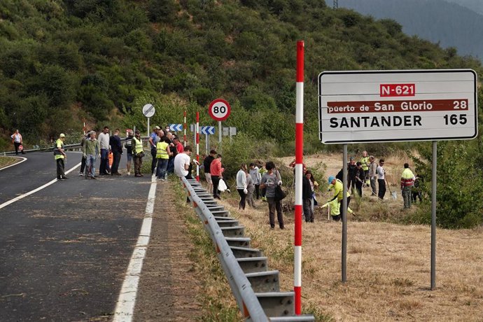 Vecinos de uno de los pueblos confinados en el entorno de los Picos de Europa.