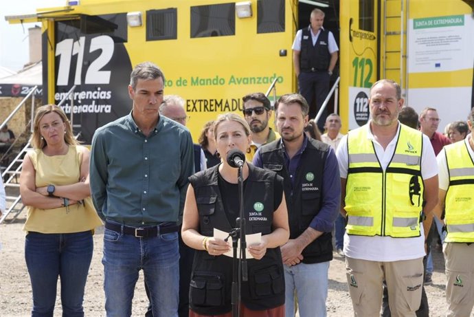 La presidenta de la Junta de Extremadrua, María Guardiola, en el Puesto de Mando Avanzado del incendio de Jarilla junto al presidente del Gobierno, Pedro Sánchez