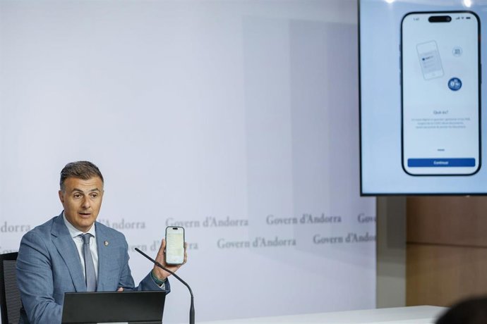 El ministro Marc Rossell muestra la aplicación de la cartera digital