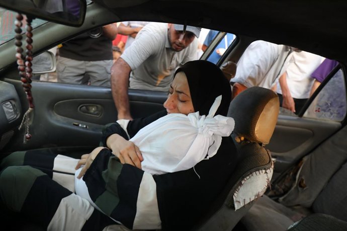15 de agosto de 2025, Cidade de Gaza, Faixa de Gaza, Território Palestino: As pessoas fazem orações fúnebres depois que os corpos dos palestinos, incluindo crianças que perderam a vida, são levados ao Hospital Al-Ahly para uma cerimônia fúnebre após o ata