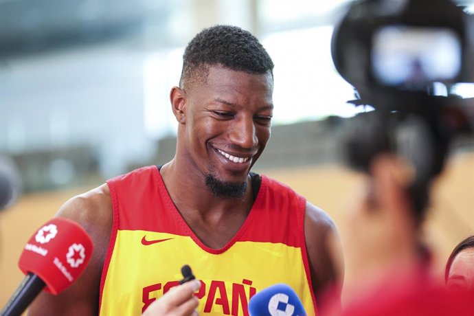 Yankuba Sima, da Espanha, atende à imprensa após uma sessão de treinamento da equipe nacional de basquete da Espanha na Ciudad Deportiva Real Madrid, em 19 de agosto de 2025, em Madri, Espanha.
