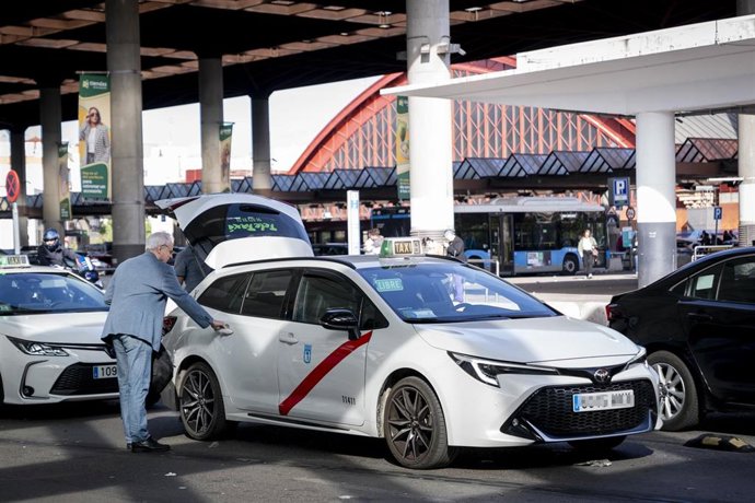 Archivo - Filas de taxis en las inmediaciones de la estación de Atocha-Almudena Grandes