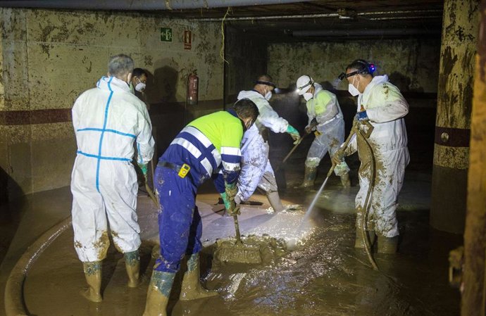 Archivo - Extracción de lodos en Massanassa